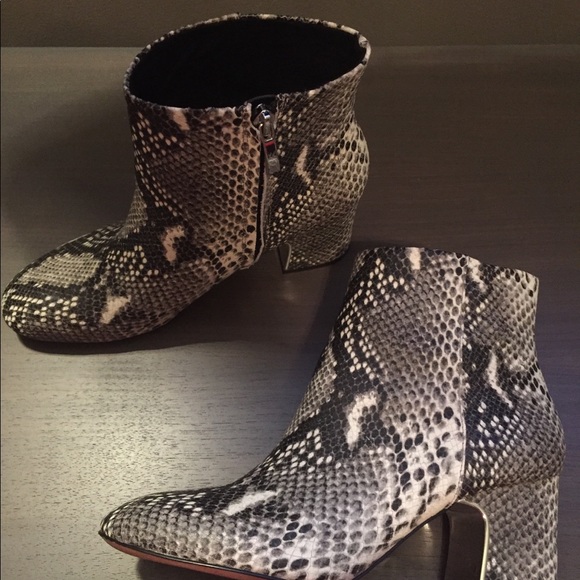 Stylish Python leather Booties. 8.5 - Picture 3 of 3